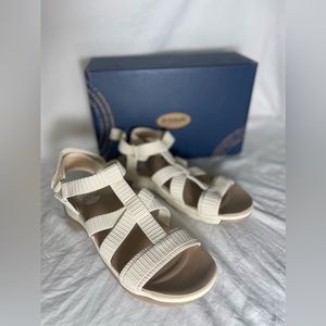 New Dr Scholl’s sandals size 6.5‎ women’s Adelia Shell beige sandals ❤️